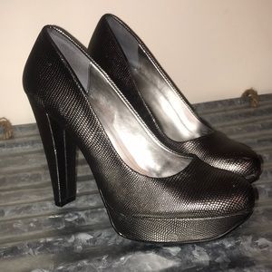 Calvin Klein “Carly” Platform Sole 6.5 👆🏼❤️💵⤵️